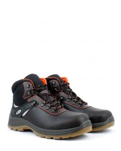 Safety boot with reinforced toe