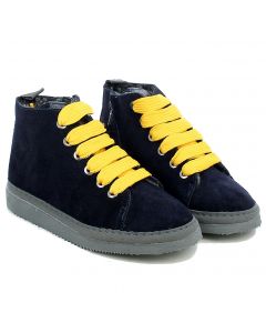 Sneaker alta in camoscio blu con lacci gialli