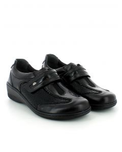 Shoe with tear in black leather, removable footbed