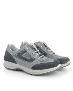Sports shoe in suede and gray fabric